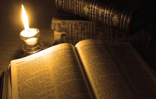 Для библиофилов создали свечи с ароматами любимых книг